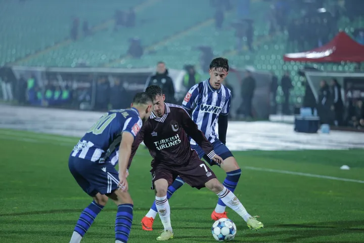 Sarajevo savladalo Željezničar sa 2:0 u derbiju obilježenom prekidima zbog pirotehnike