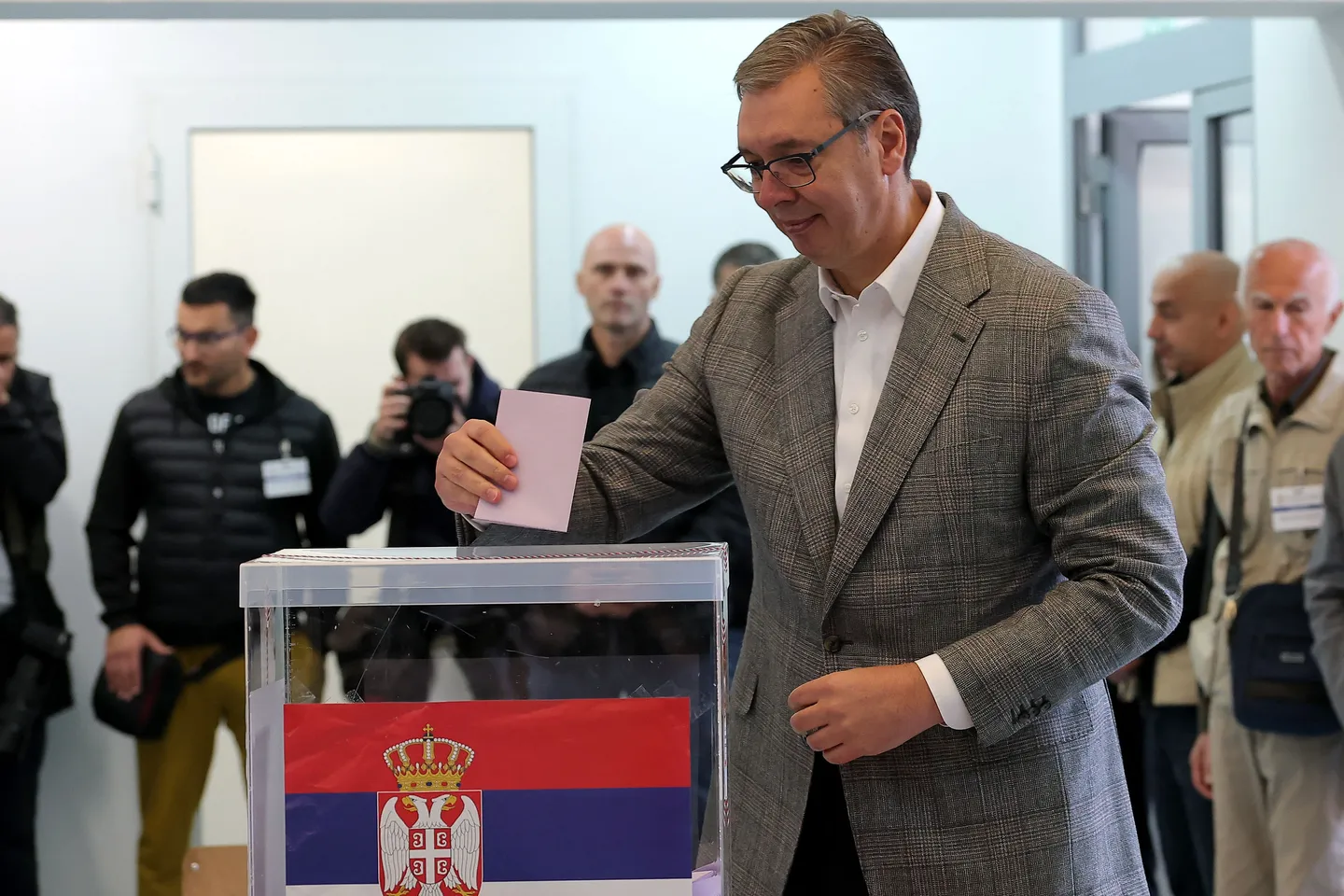 Vuçiq pas votimit në Beograd: Sot, Serbia zgjedh mes së ardhmes dhe së kaluarës