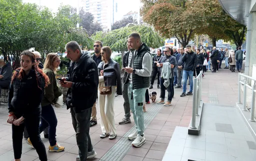 Srbija: Mladi, stariji i porodice u redovima na biračkim mestima u Nišu