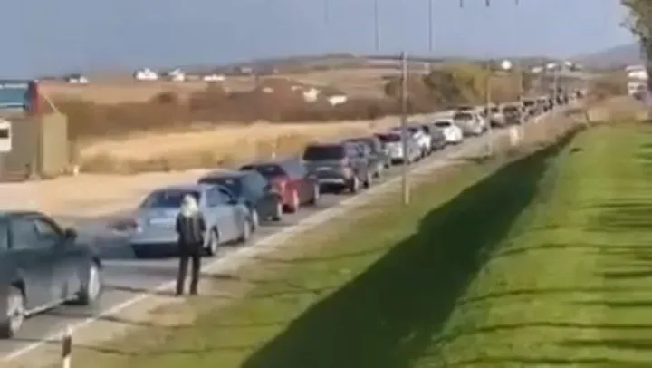 Kolona të gjata në pikat kufitare, serbët nga Kosova udhëtojnë drejt Serbisë për të votuar