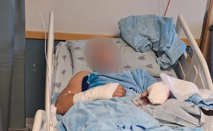 שלושה צעירים דרוזים הותקפו מחוץ למועדון בתל אביב; אחד מהם נדקר לאחר שדיברו בערבית