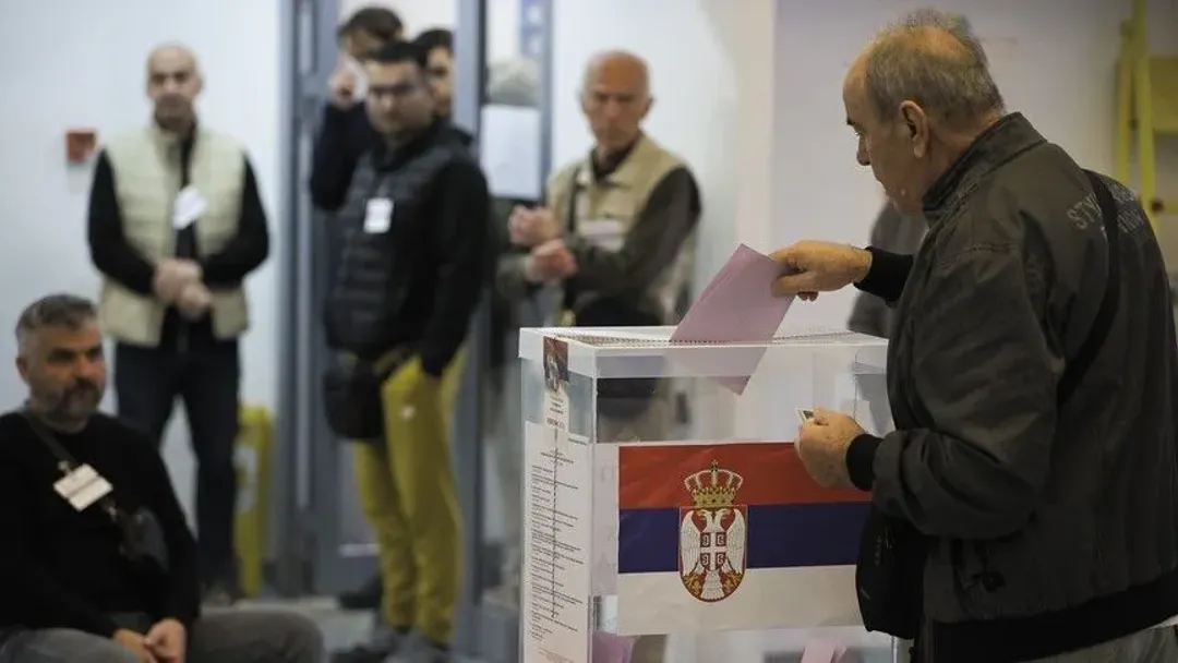 Во Србија затворени избирачките места по изборниот ден одбележан со речиси рекордна излезност