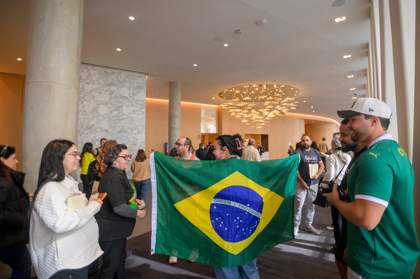 候補者の緊急申し立てを受け、ブラジル大統領選の決選投票を2時間延長