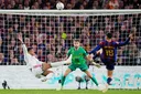 Clasico : le Real Madrid bat le Barça (2-1) au Camp Nou et relance la Liga