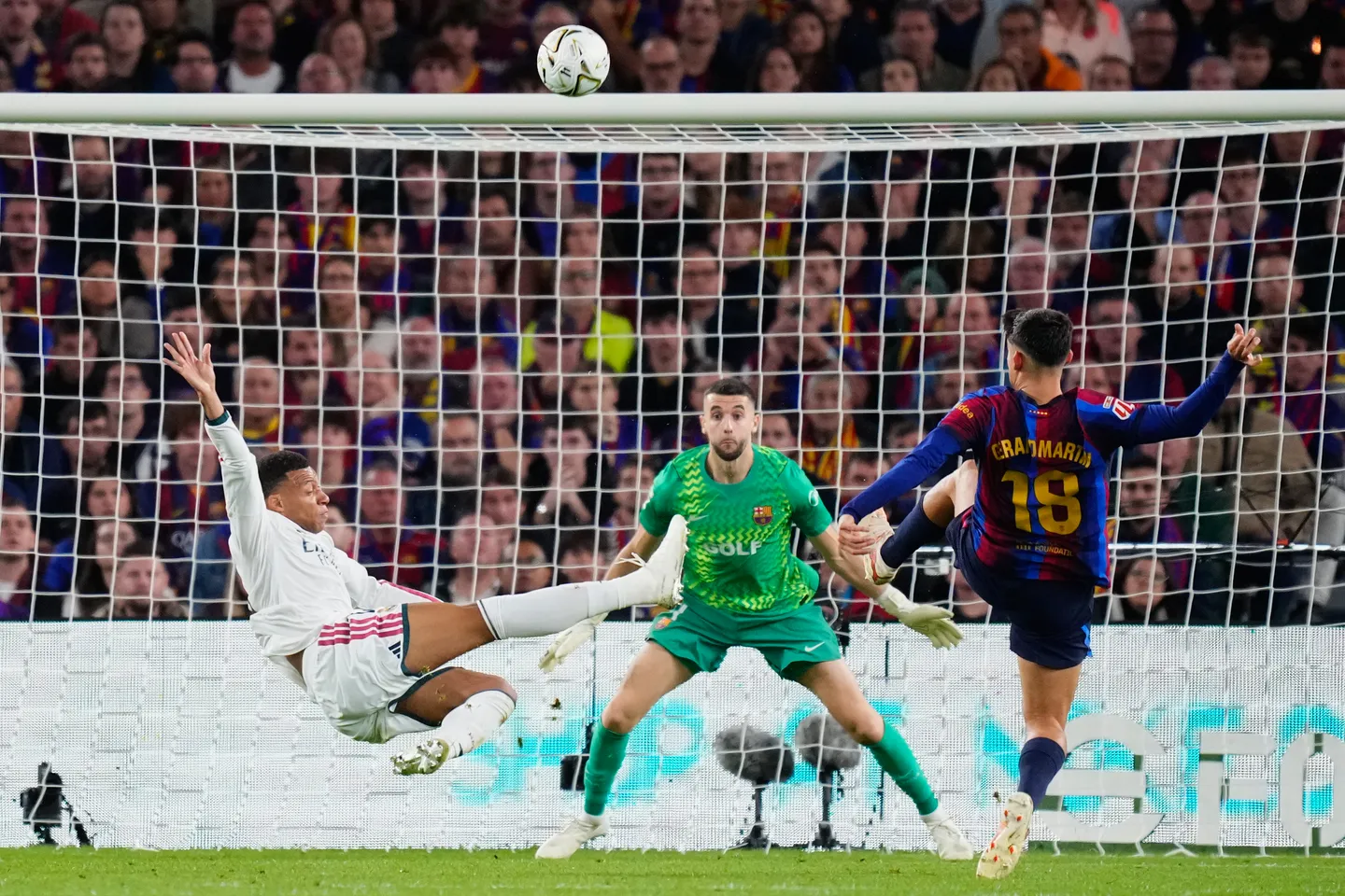 Clasico : le Real Madrid bat le Barça (2-1) au Camp Nou et relance la Liga