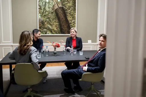 De regering wil het belastingvoorstel met zeven oppositiepartijen bespreken