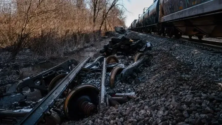 Rusi, 20 vagonë të një treni mallrash dalin nga shinat, marrin flakë shtatë cisterna