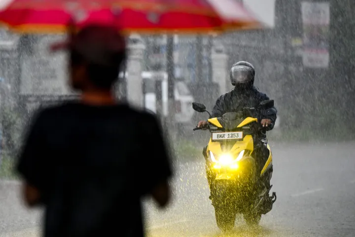 Mii de oameni evacuați pe măsură ce Ciclonul Arnab se apropie de coasta de est a Indiei