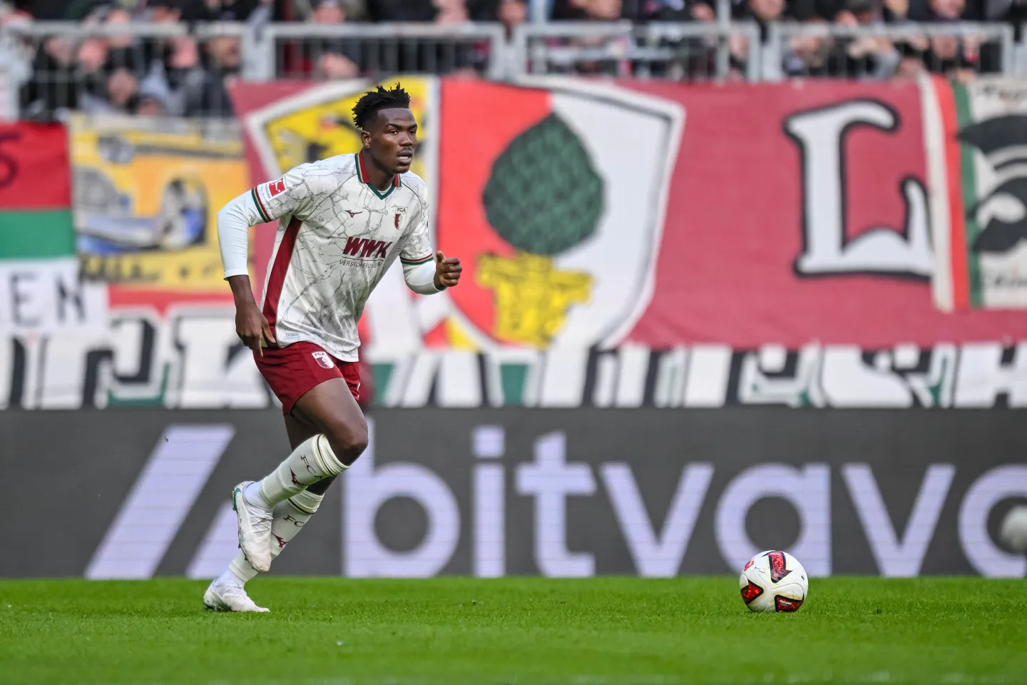 Verein: Rassismus und Todesdrohungen gegen Augsburg-Profi
