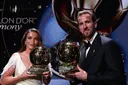 النجم الإنجليزي هاري كين يُتوَّج بجائزة الكرة الذهبية لأفضل لاعب في العالم خلال 2026