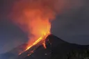 Gunung Karangetang meletus tiga kali, guguran lava pijar meluncur hingga satu kilometer