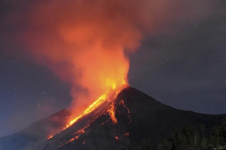 Gunung Karangetang meletus tiga kali, guguran lava pijar meluncur hingga satu kilometer