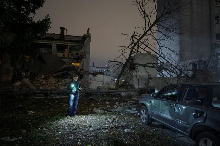 2 killed, 15 injured in Russian, Ukrainian overnight strikes