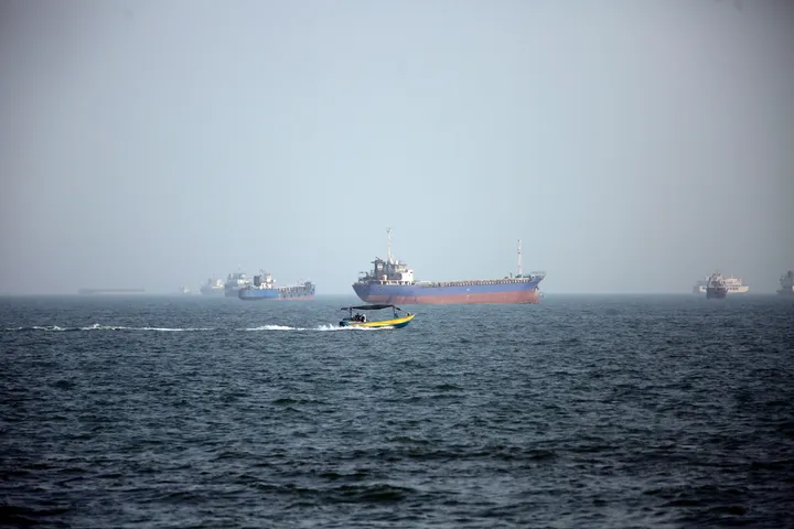 Рекордное число атак в Ормузском проливе усилило давление на нефтяной рынок