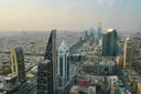 Обломки сбитых ракет повредили здания в Эр-Рияде