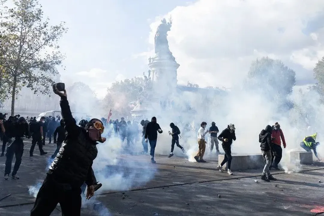 Franca e konsideroi bllokimin e internetit celular dhe mediave sociale gjatë protestave