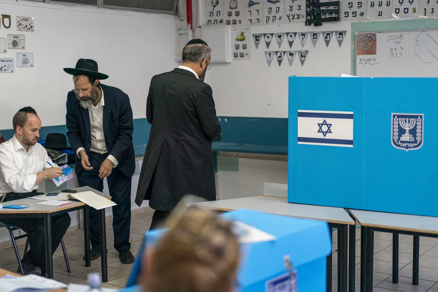 הבחירות בישראל: ספירת הקולות נמשכת – גוש נתניהו צפוי לזכות ב-57 מנדטים וגוש אייזנקוט ב-47