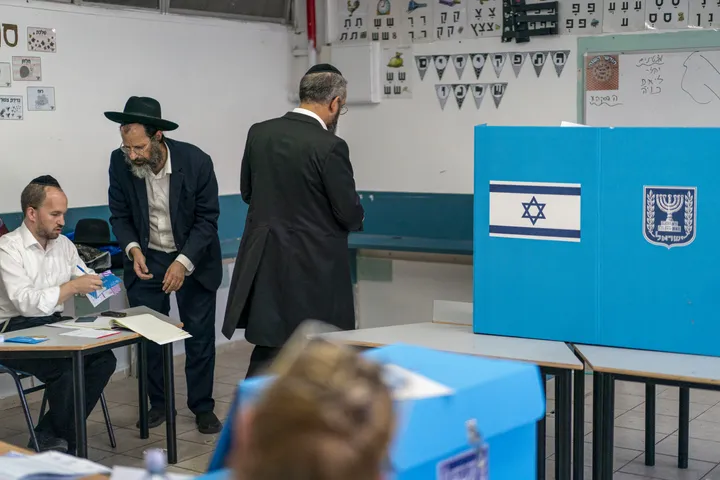 הבחירות בישראל: ספירת הקולות נמשכת – גוש נתניהו צפוי לזכות ב-57 מנדטים וגוש אייזנקוט ב-47