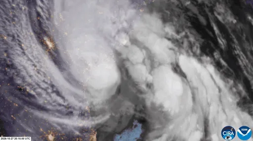 Cyclone Arnab hits India as over 132,000 evacuated
