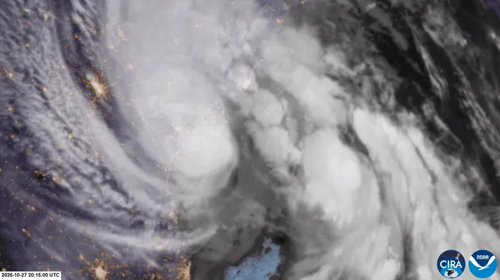 Cyclone Arnab hits India as over 132,000 evacuated