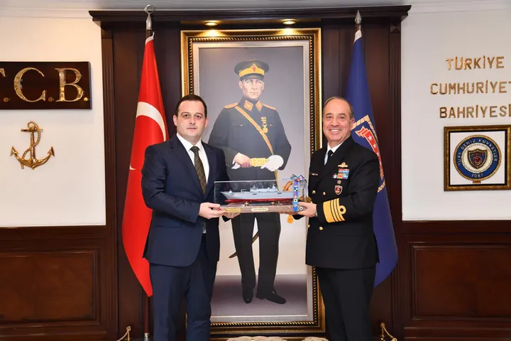 Komandanti i Forcave Detare turke takon ministrin pa portofol të Maqedonisë së Veriut, Zejnulla