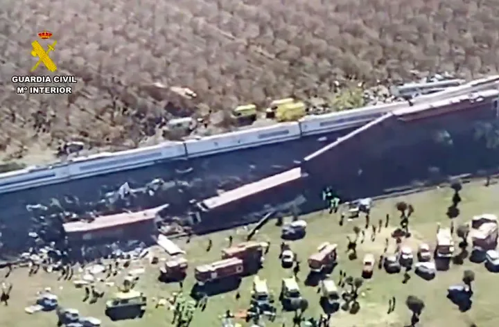 Spagna, scontro tra due treni ad alta velocità: vagoni deragliati, ci sono morti e feriti