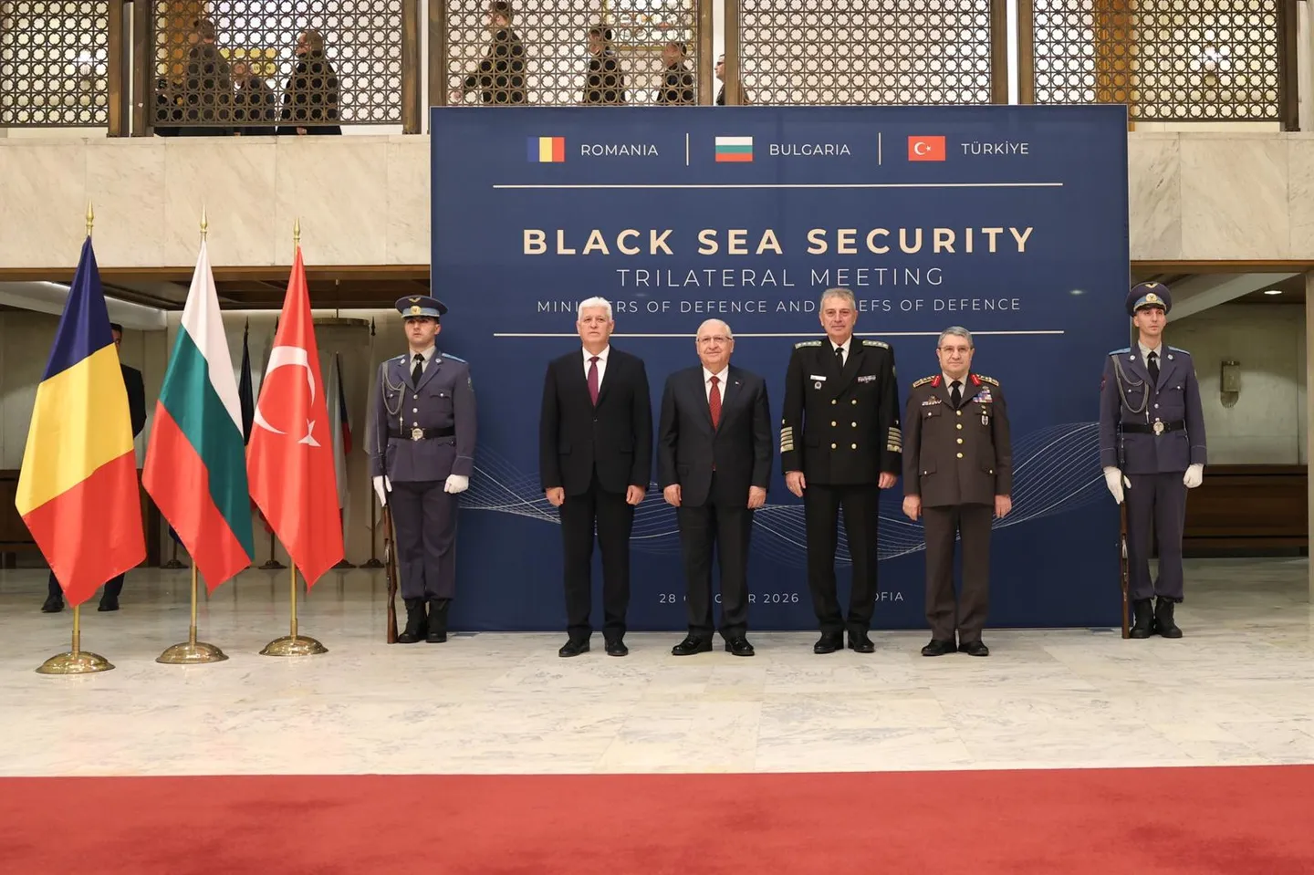 Ministri turk i Mbrojtjes dhe shefi i Shtabit të Përgjithshëm në takimin trepalësh në Sofje