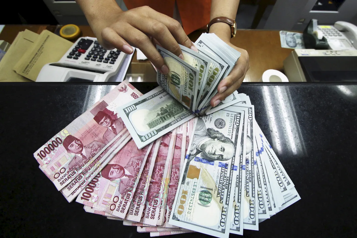 Rupiah tertekan hingga Rp18.183 per dolar AS di tengah lonjakan harga minyak