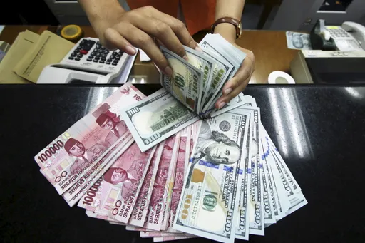 Rupiah tertekan hingga Rp18.183 per dolar AS di tengah lonjakan harga minyak