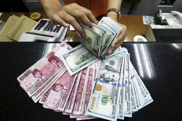 Rupiah tertekan hingga Rp18.183 per dolar AS di tengah lonjakan harga minyak