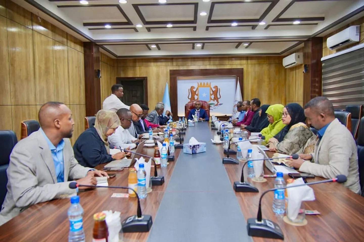 Guddoomiyaha Golaha Shacabka oo Muqdisho Kula Kulmay Wakiillo ka Socda Bulshada Rayidka ah