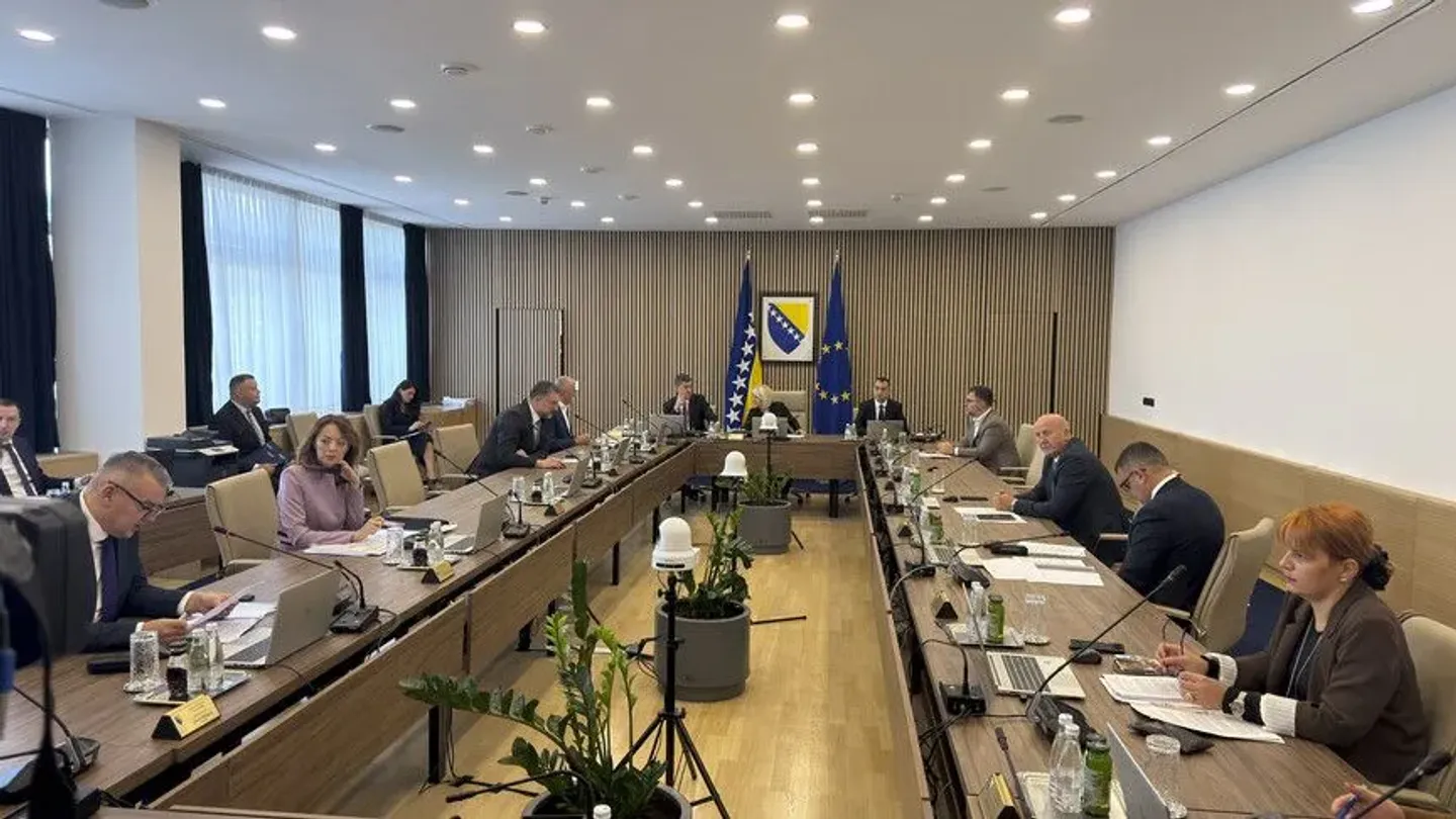 BiH: Utvrđene visine osnovice za obračun plaća i regresa za 2027.