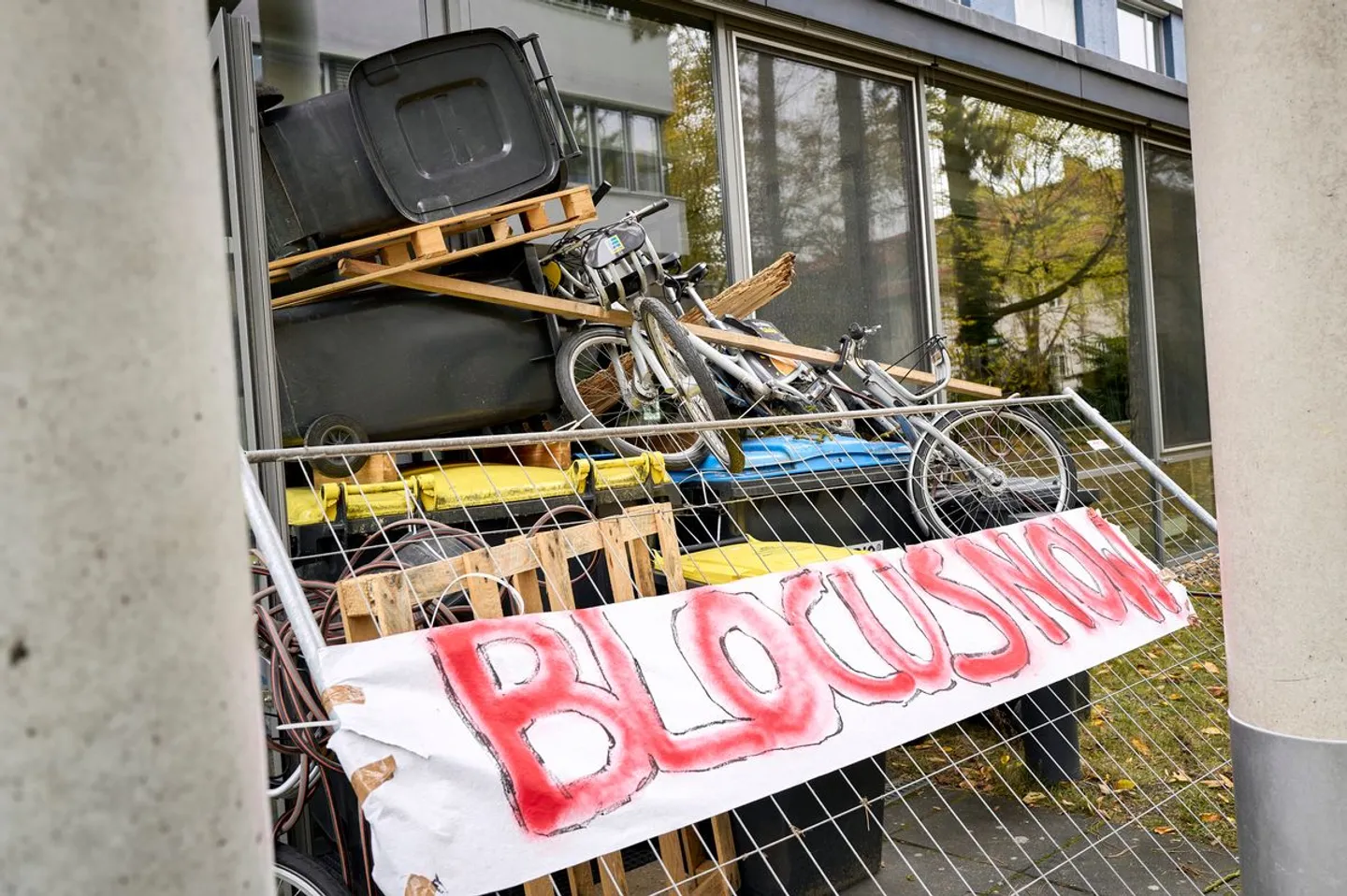 Gegen Kürzungen: Studenten blockieren Institut in Berlin