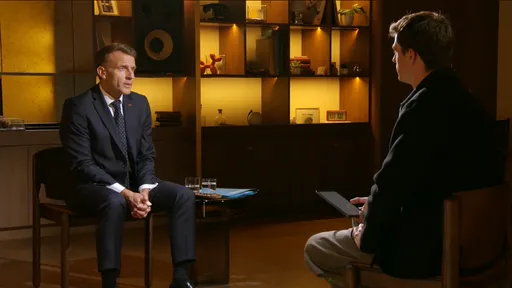 En France, Emmanuel Macron parle aux jeunes sur HugoDécrypte