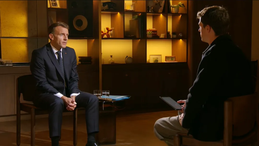 En France, Emmanuel Macron parle aux jeunes sur HugoDécrypte