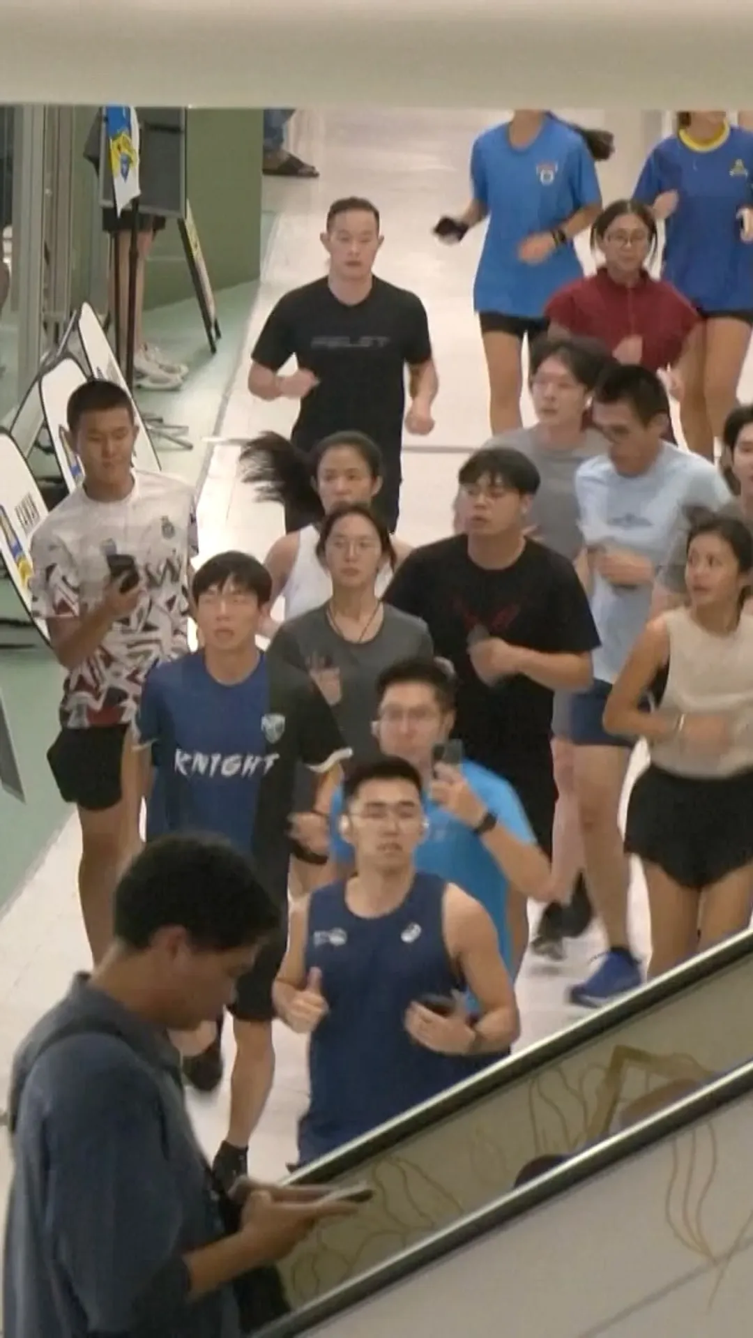 Imbas kabut asap lintas batas, pelari Malaysia latihan di dalam mall