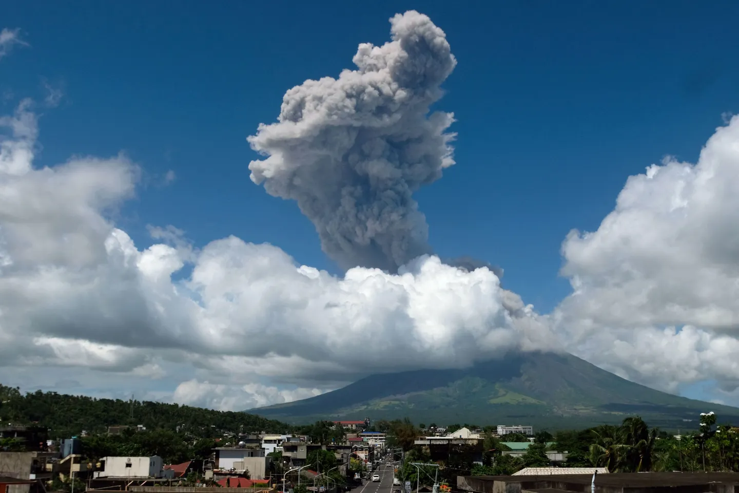 Philippines raises Mayon volcano alert to level 3 after explosive eruption