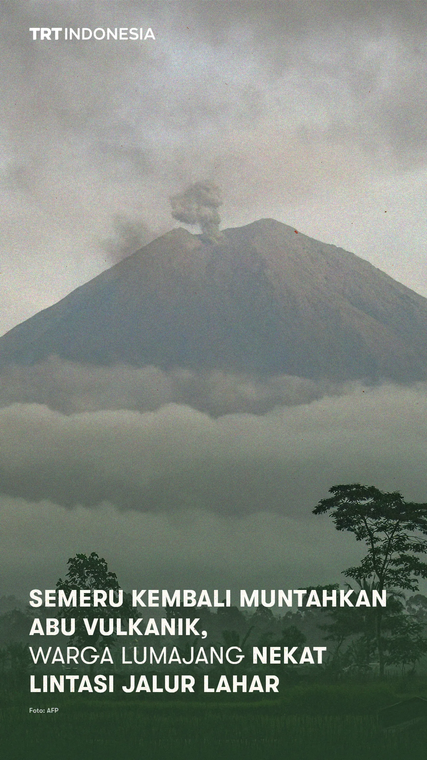 Semeru kembali muntahkan abu vulkanik, warga Lumajang nekat lintasi jalur lahar