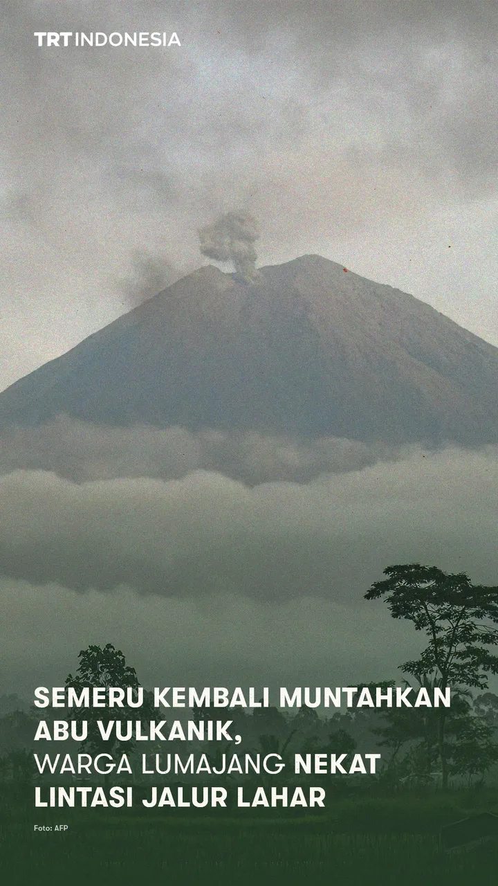 Semeru kembali muntahkan abu vulkanik, warga Lumajang nekat lintasi jalur lahar