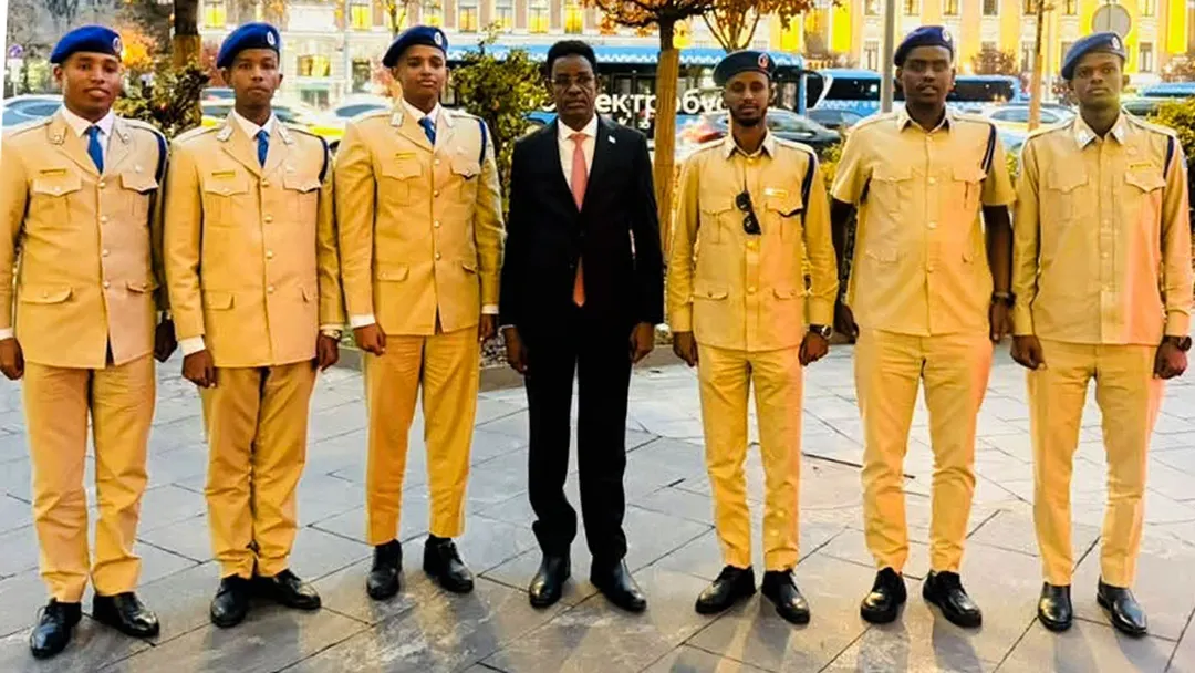 Wasiirka Amniga Gudaha Soomaaliya oo kormeeray saraakiil tababarro casri ah ku qaadanaya Ruushka