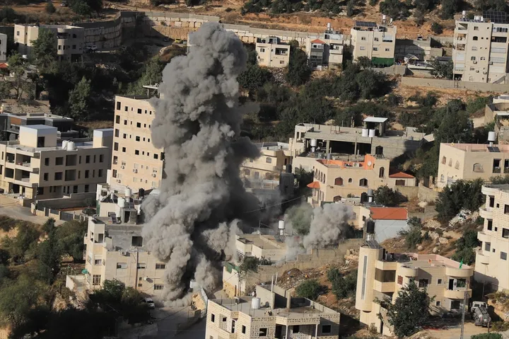 في اليوم الثامن للعدوان.. جيش الاحتلال يفجّر منزلَي فلسطينيَّين بالخليل جنوبي الضفة