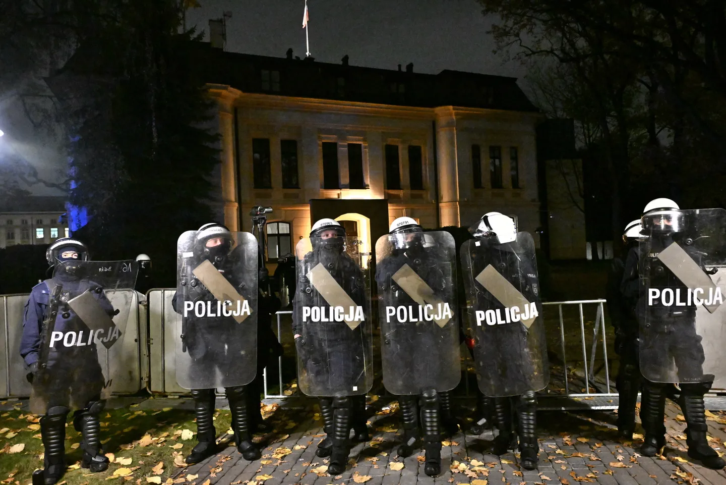 Eskalation um Polens Verfassungsgericht: Regierungsgegner versuchen auf Gelände vorzudringen