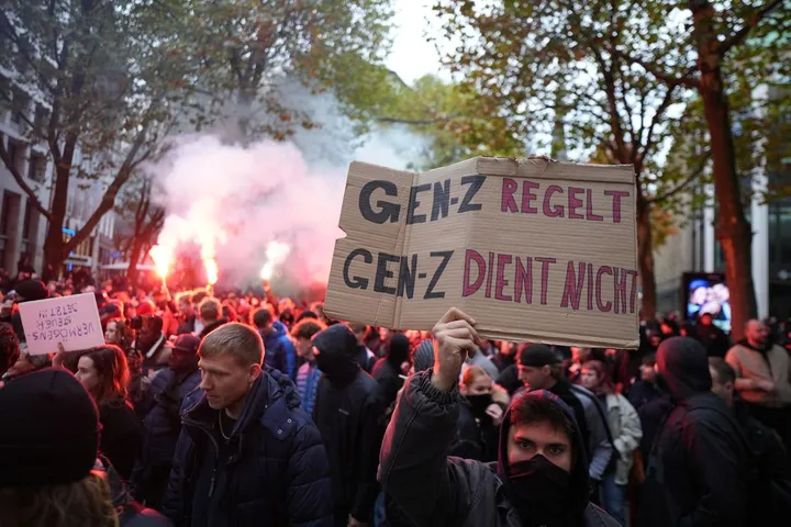 Demonstranten in Hamburg zünden Barrikaden an