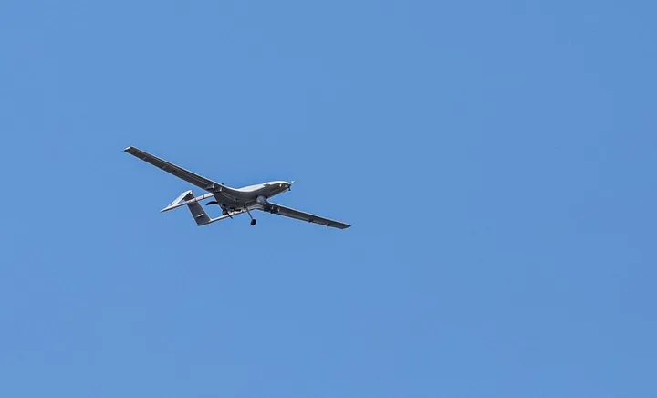 Albanie : le drone turc Bayraktar TB2 aide à maîtriser un vaste incendie menaçant la ville de Kruja