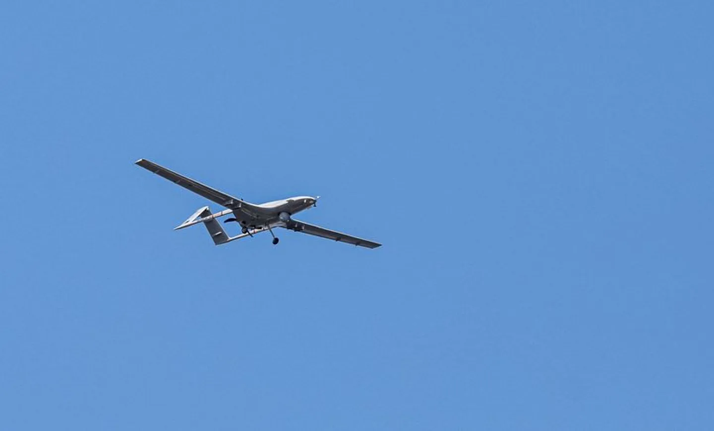 Albanie : le drone turc Bayraktar TB2 aide à maîtriser un vaste incendie menaçant la ville de Kruja