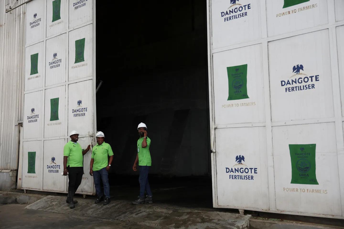 Dangote Refinery don start dey load petrol again for Naira
