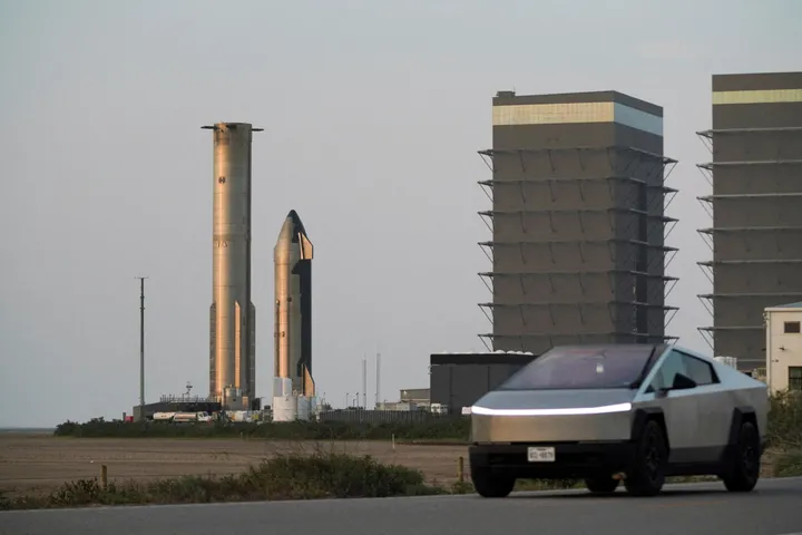 Musk bestätigt: Tesla und SpaceX prüfen Zusammenschluss