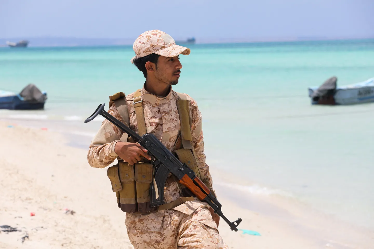 السفير السعودي لدى اليمن يقول إنه جرى "تطهير" باب المندب من الحوثيين