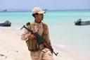 السفير السعودي لدى اليمن يقول إنه جرى "تطهير" باب المندب من الحوثيين
