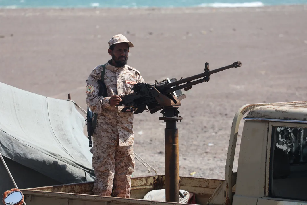 الجيش اليمني يعلن تدمير 5 مركبات للحوثيين قرب مضيق باب المندب